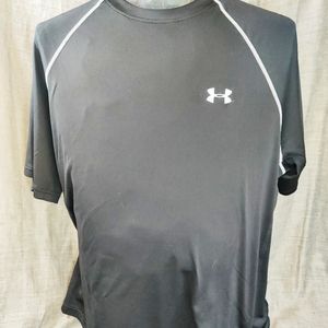 Under armour black t shirt 26"collar to hem 20" pi
